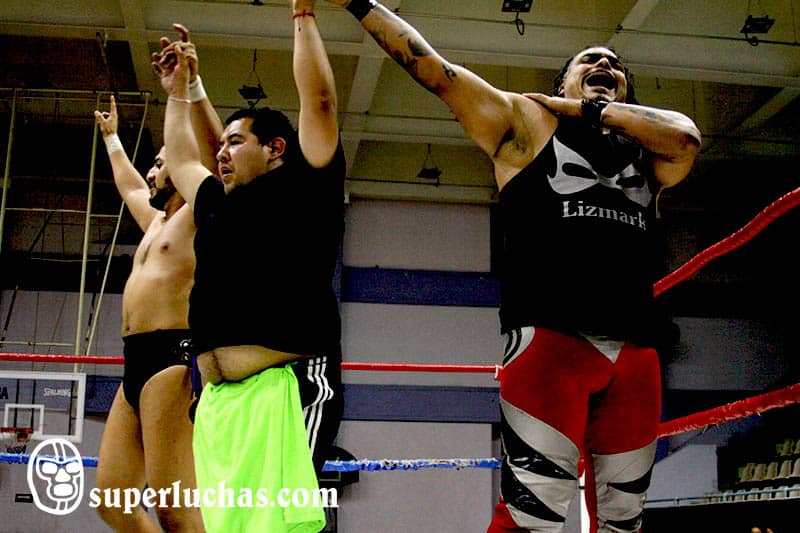 Resultados de Guelatao Fest III, organizado por Veneno — Triunfo de Lizmark Jr., Herodes Jr. y Tyson la Bestia 6 El réferi levanta los brazos de Herodes Jr. y Lizmark Jr. / Foto de Luis Manuel Rivera.