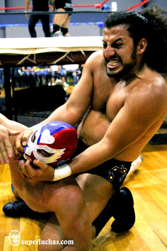 Resultados de Guelatao Fest III, organizado por Veneno — Triunfo de Lizmark Jr., Herodes Jr. y Tyson la Bestia 2 El fiero Herodes Jr. castiga al Ángel del Amor en las inmediaciones del ring / Foto de Luis Manuel Rivera.