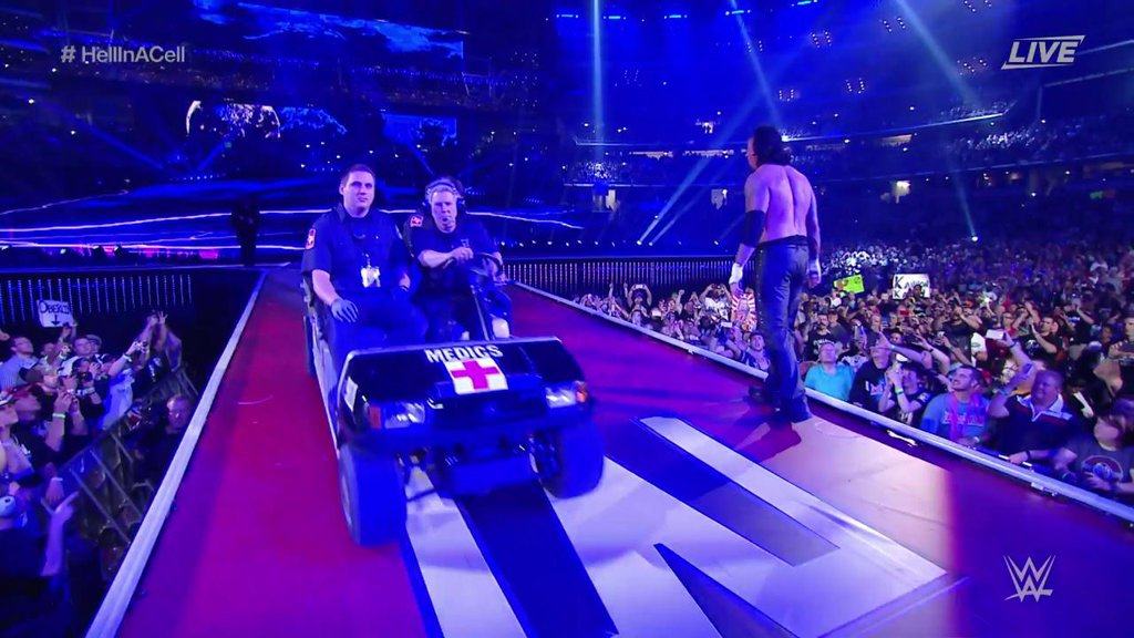 The Undertaker sin Guantes tras ganar a Shane McMahon en WWE WrestleMania 32... ¿Se despide El Fenómeno? (03/04/2016) / Twitter.com/WWEUniverse