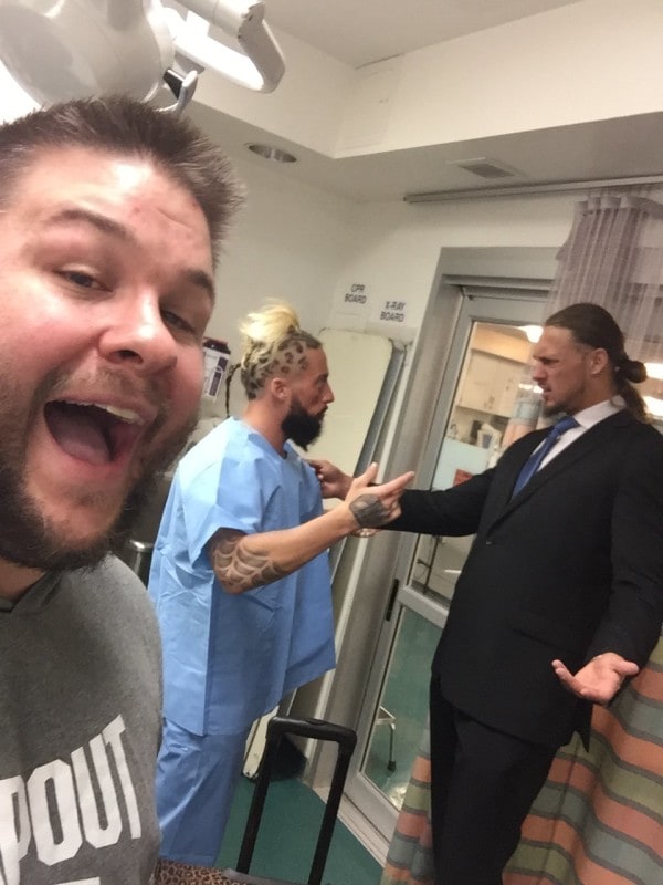 Kevin Owens y Big Cass visitan a Enzo Amore en un Hospital de Chicago (01/05/2016) / Twitter.com/FightOwensFight