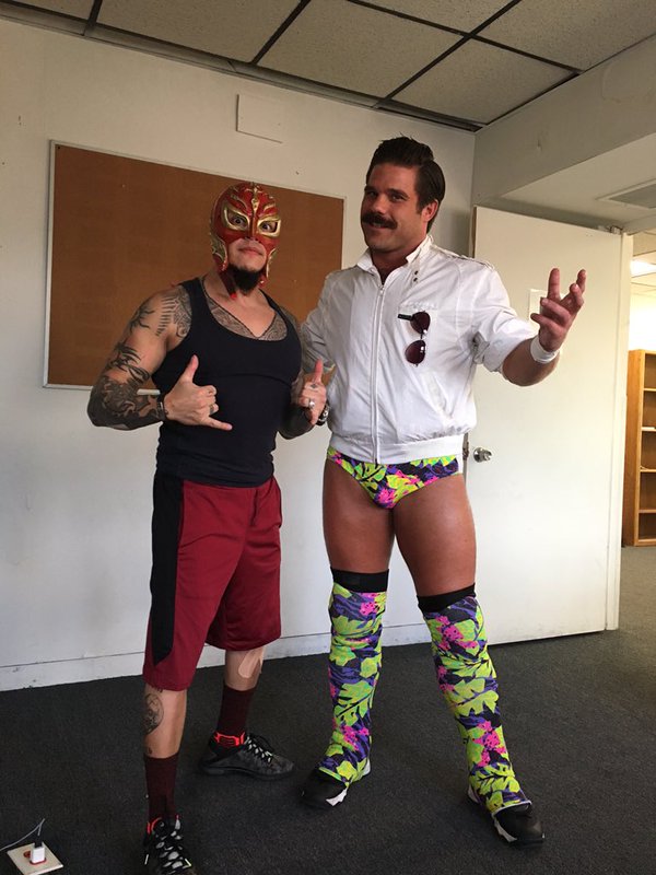 Video: ¡Joey Ryan vence a Rey Mysterio mientras dormía! 1 Rey Mysterio y Joey Ryan (15/12/2015) / Twitter.com/JoeyRyanOnline
