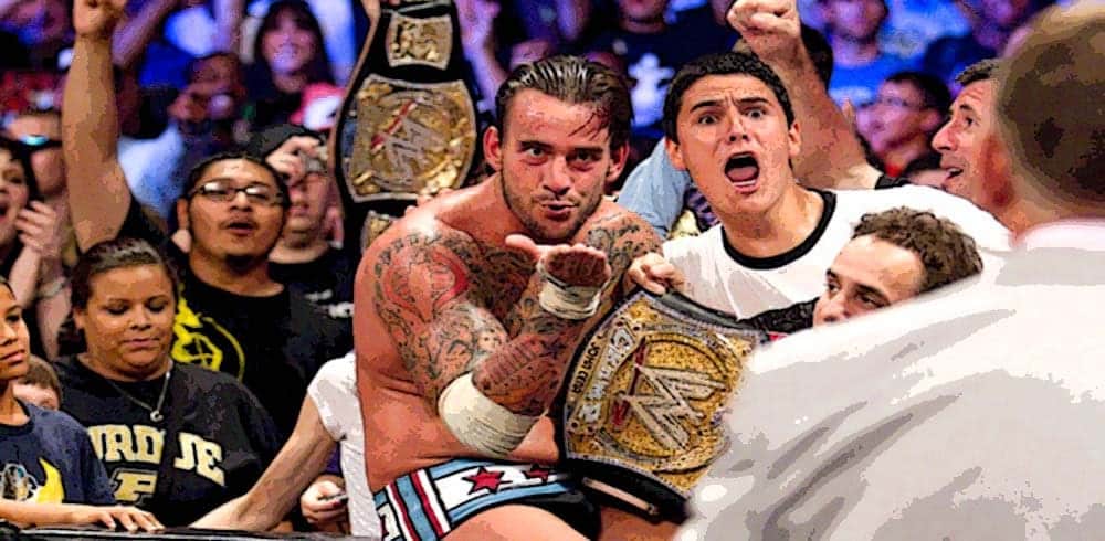 CM Punk lanza un beso a Vince McMahon antes de huir con el Campeonato WWE en Money in the Bank 2011 / WWE ©