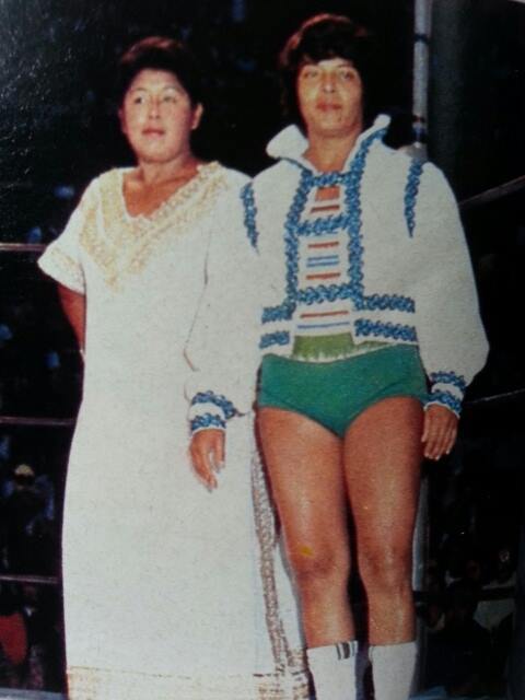 Nuestra primera Campeona Mundial, Estela Molina, en verde, junto a Chabela Romero (QEPD)