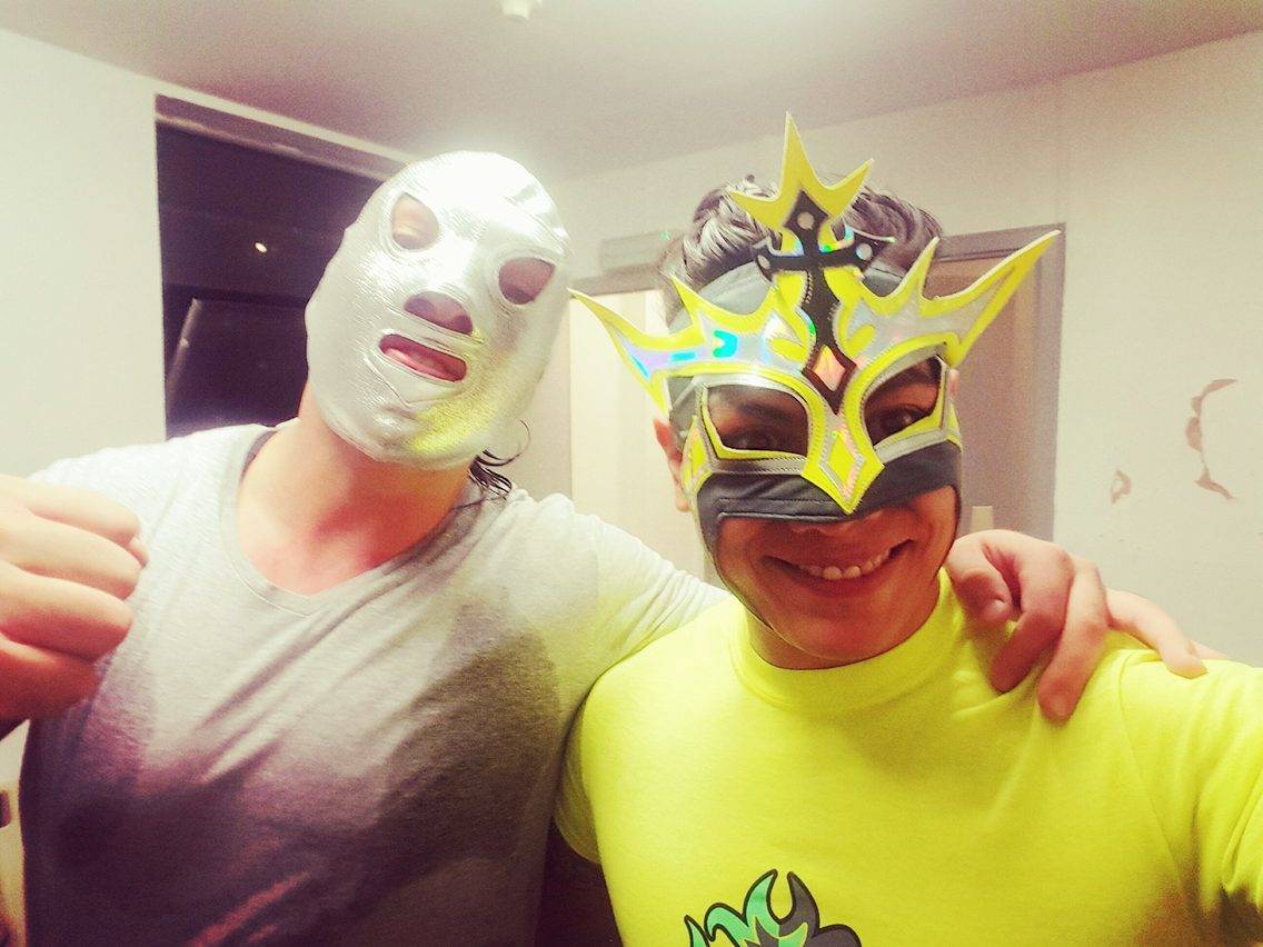 Santo Jr y Juventud Guerrera de gira por Inglaterra (junio de 2016) / Twitter.com/JUVENTUDGUERRE2