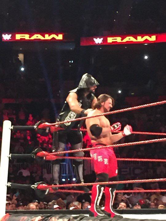 Seth Rollins junto a AJ Styles usando su chaqueta
