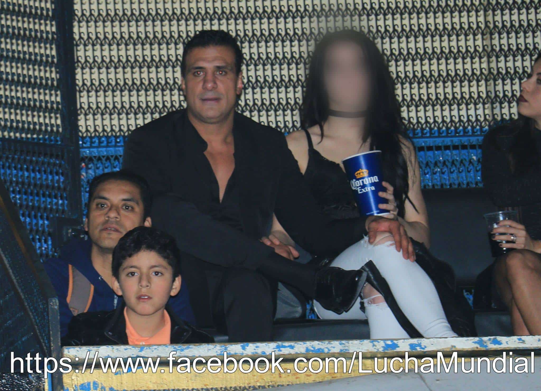 Nuevos problemas con Alberto el Patrón: Golpeó a un luchador en Naucalpan - "Casi lo mata", reportan 1 Alberto del Río y Paige en la Arena Naucalpan, lugar de la pelea con Rafy de Las Tortugas Ninja (11/12/2016) / Facebook.com/LuchaMundial