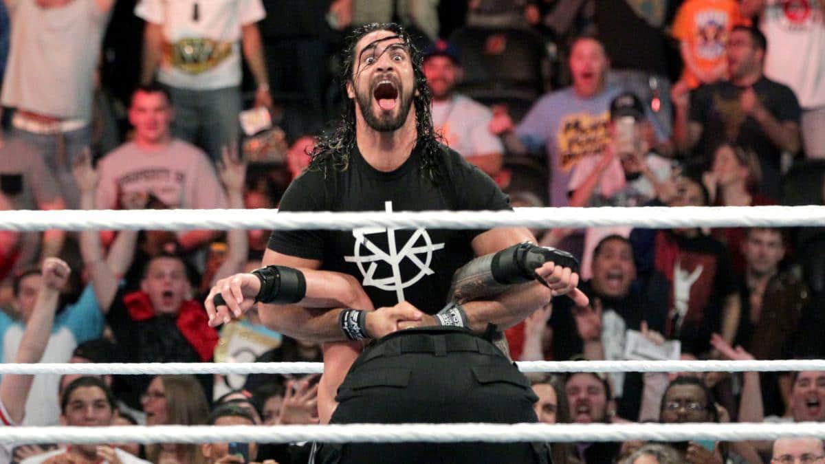 Seth Rollins regresa y castiga con un Pedigree a Roman Reigns en WWE Extreme Rules 2016 (22/05/2016) / WWE©