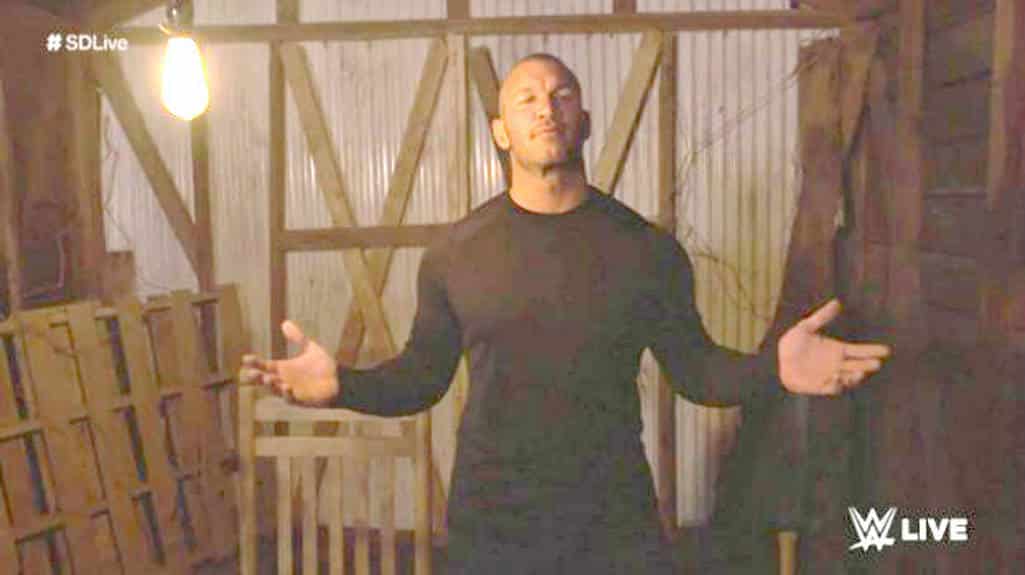 ¡Randy Orton destruye el Fortín de Bray Wyatt y anuncia que irá a WrestleMania 33! - También quema el espíritu de La Hermana Abigail 2 Randy Orton traiciona a Bray Wyatt y quema el Fortín de La Familia Wyatt y el espíritu de La Hermana Abigail (WWE SmackDown Live - 28/02/2017) / Twitter.com/WWE