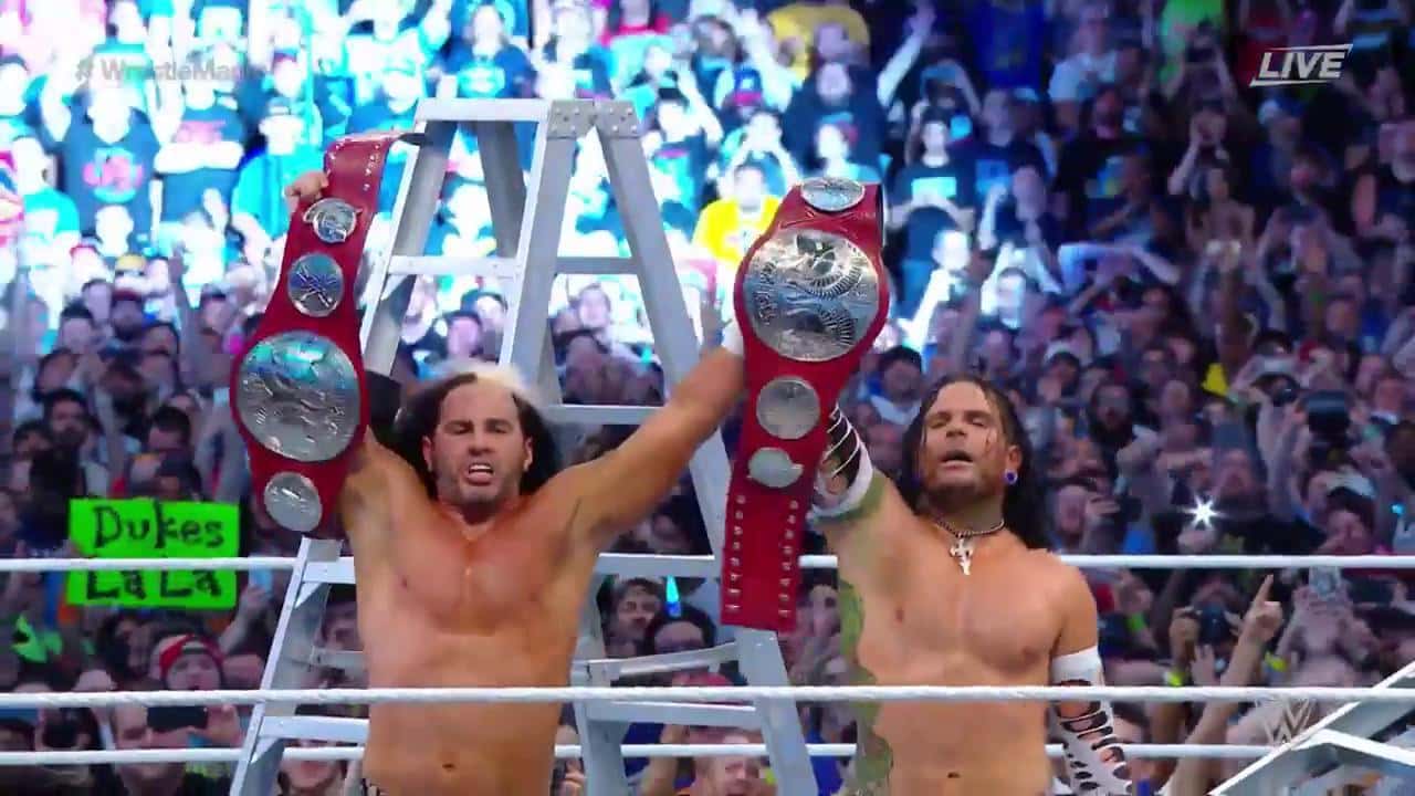 Matt Hardy y Jeff Hardy REGRESAN a WWE tras más de siete años y son los NUEVOS WWE Raw Tag Team Champions en WWE WrestleMania 33 (02/04/2017) / Twitter.com/WWE