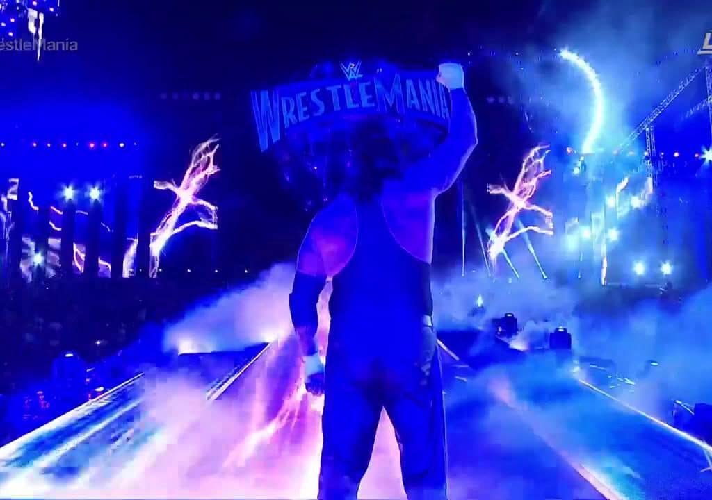 Roman Reigns derrota y RETIRA a The Undertaker en WWE WrestleMania 33 (02/04/2017) / Twitter.com/WWE