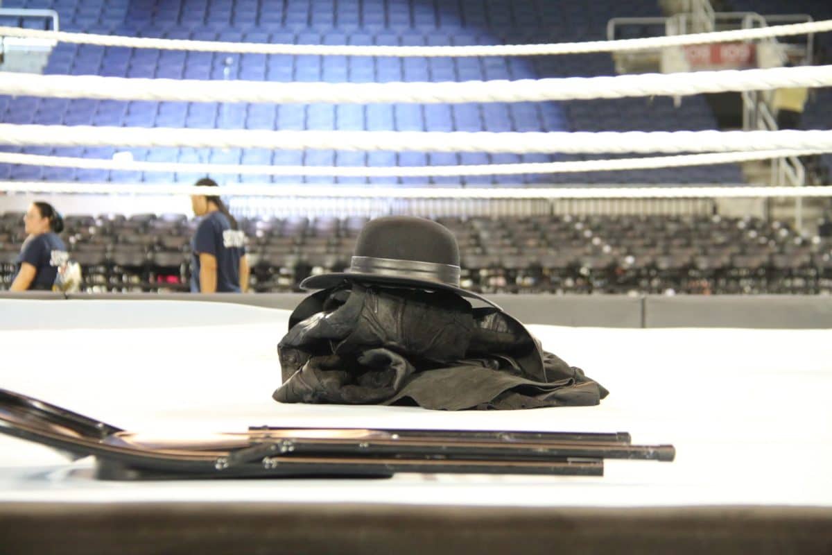 ¿Confirma el último WWE 24 un retiro legítimo de The Undertaker? 2 Tras su retiro en WrestleMania 33, los guantes, el saco y el sombrero de The Undertaker permanecieron sin ser tocados en el ring de WWE (02.04.2017) / Twitter.com/SteveTSN