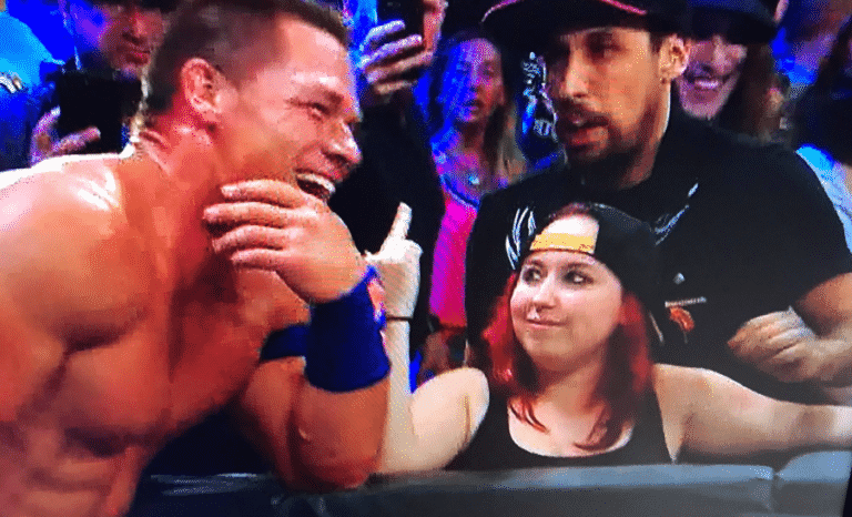 Una fanática le hace pistola con el dedo medio a John Cena en WWE SmackDown Live (16/08/2017) / WWE
