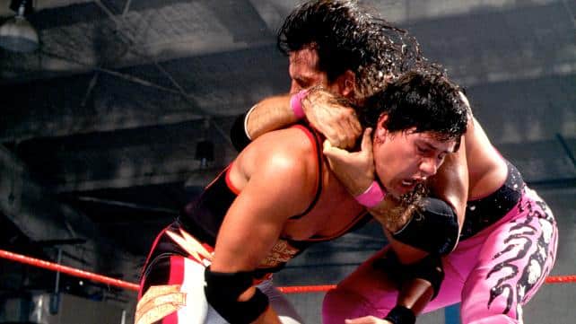 Bret Hart agarra por el cuello a 1-2-3 Kid / WWE