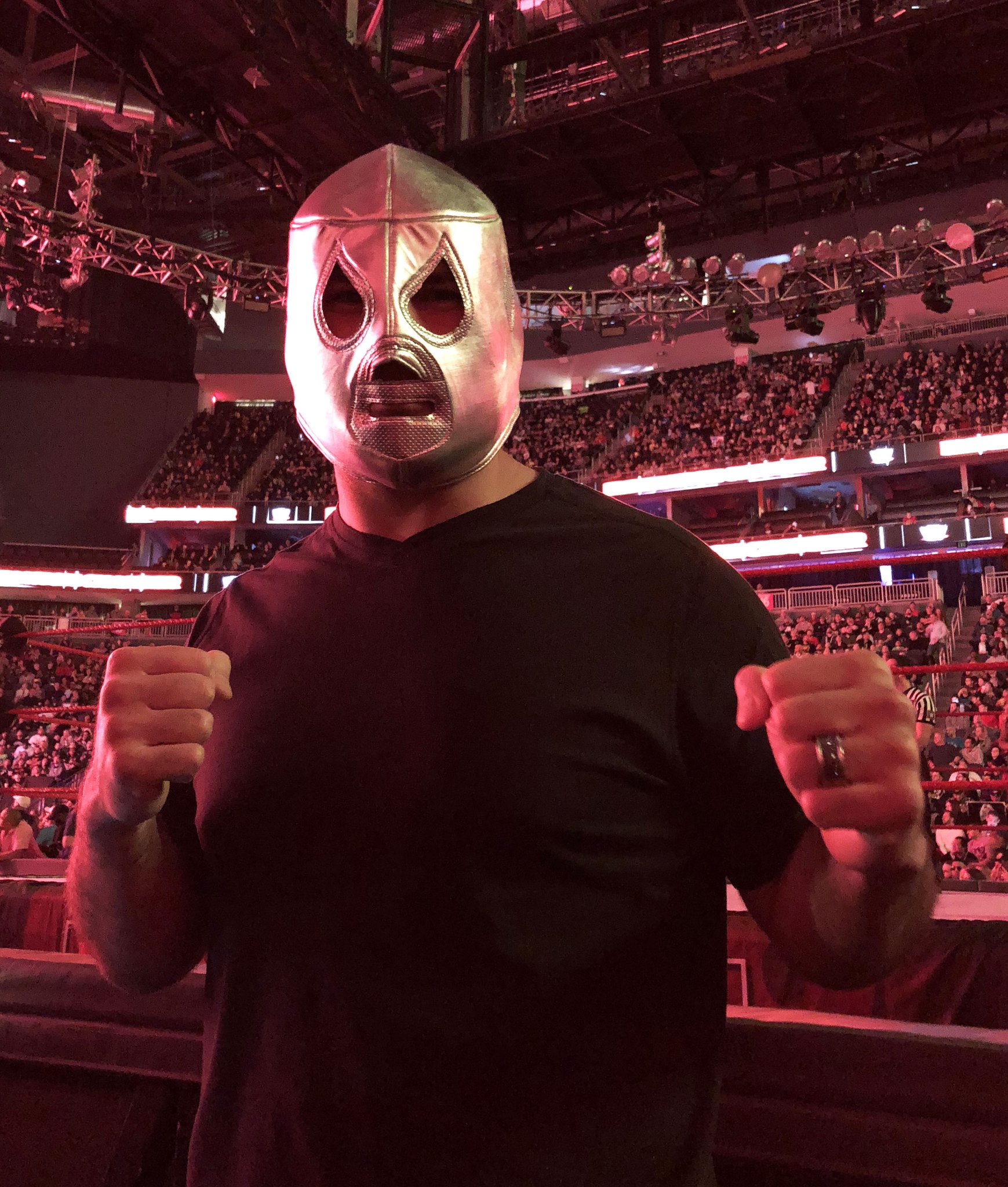 Caín Velásquez reta a The Rock, Brock Lesnar y Goldberg 4 Caín Velásquez con una máscara de El Santo en el PPV WWE Elimination Chamber 2018 (25/02/2018) / Twitter.com/cainmma