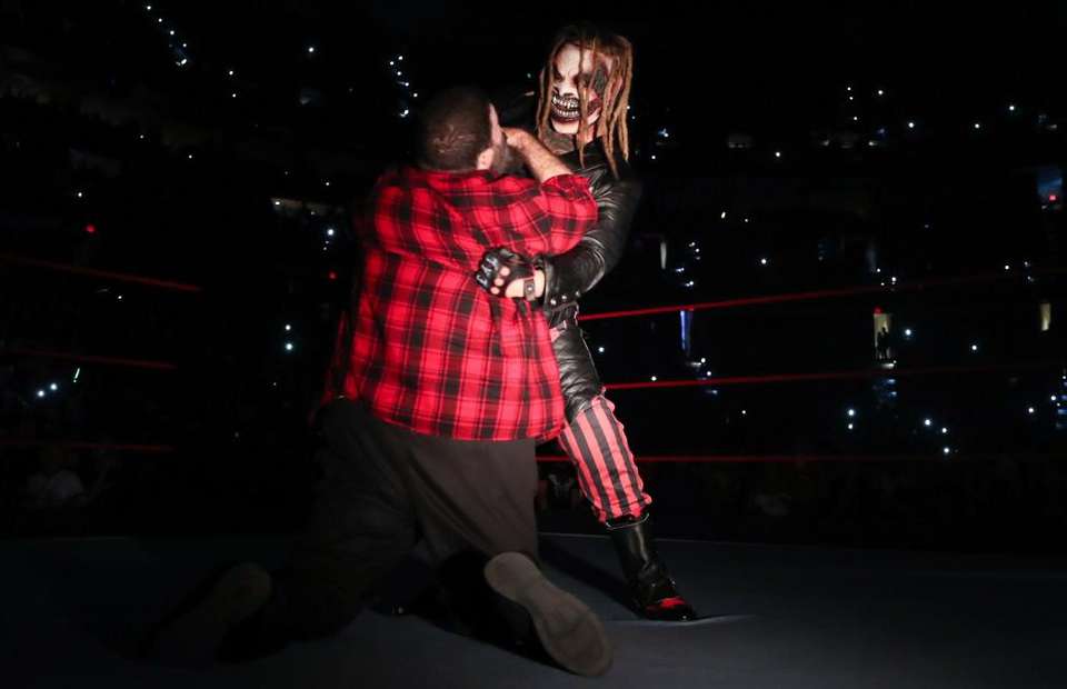 Rumor: WWE pretende darle un empuje monumental a Bray Wyatt 3 The Fiend ataca a Mick Foley en su debut en WWE.