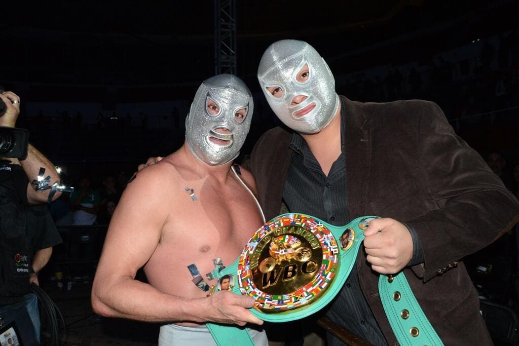 Y el nuevo título de WWE es... ¡El Campeonato 24/7! 6 El Hijo del Santo, tras retener el Campeonato Mundial Absoluto del CMB, junto al Santo Jr. / Todo X el Todo – Gimnasio Olímpico Juan de la Barrera – 23 de marzo de 2013 / Photo by @ElHijodelSanto en Twitter