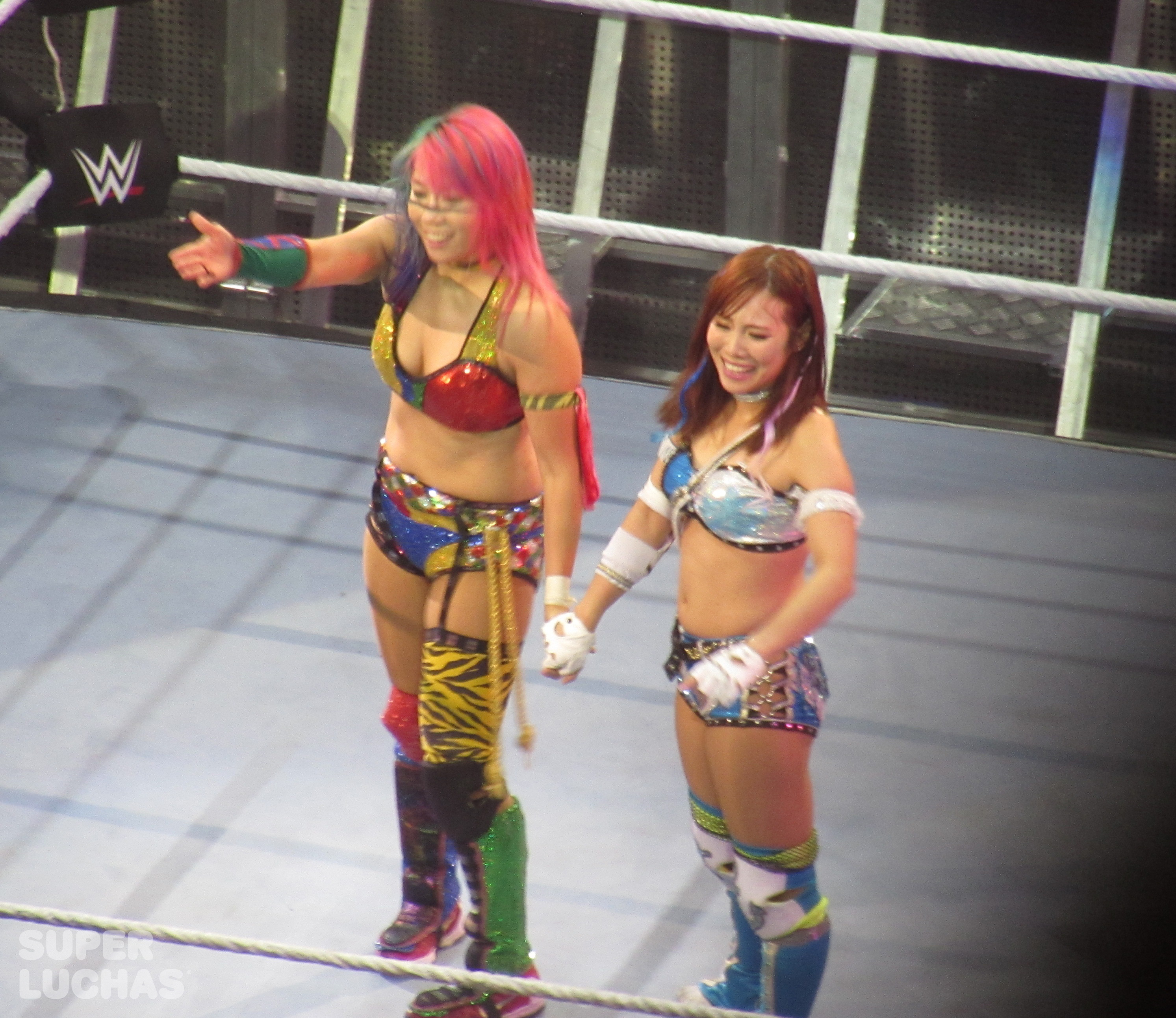 Asuka y Kairi Sane en el WWE Live! Bogotá, Colombia desde el Movistar Arena (23 de agosto de 2019) / William Beltrán / Superluchas.com / WWE / SÚPER LUCHAS