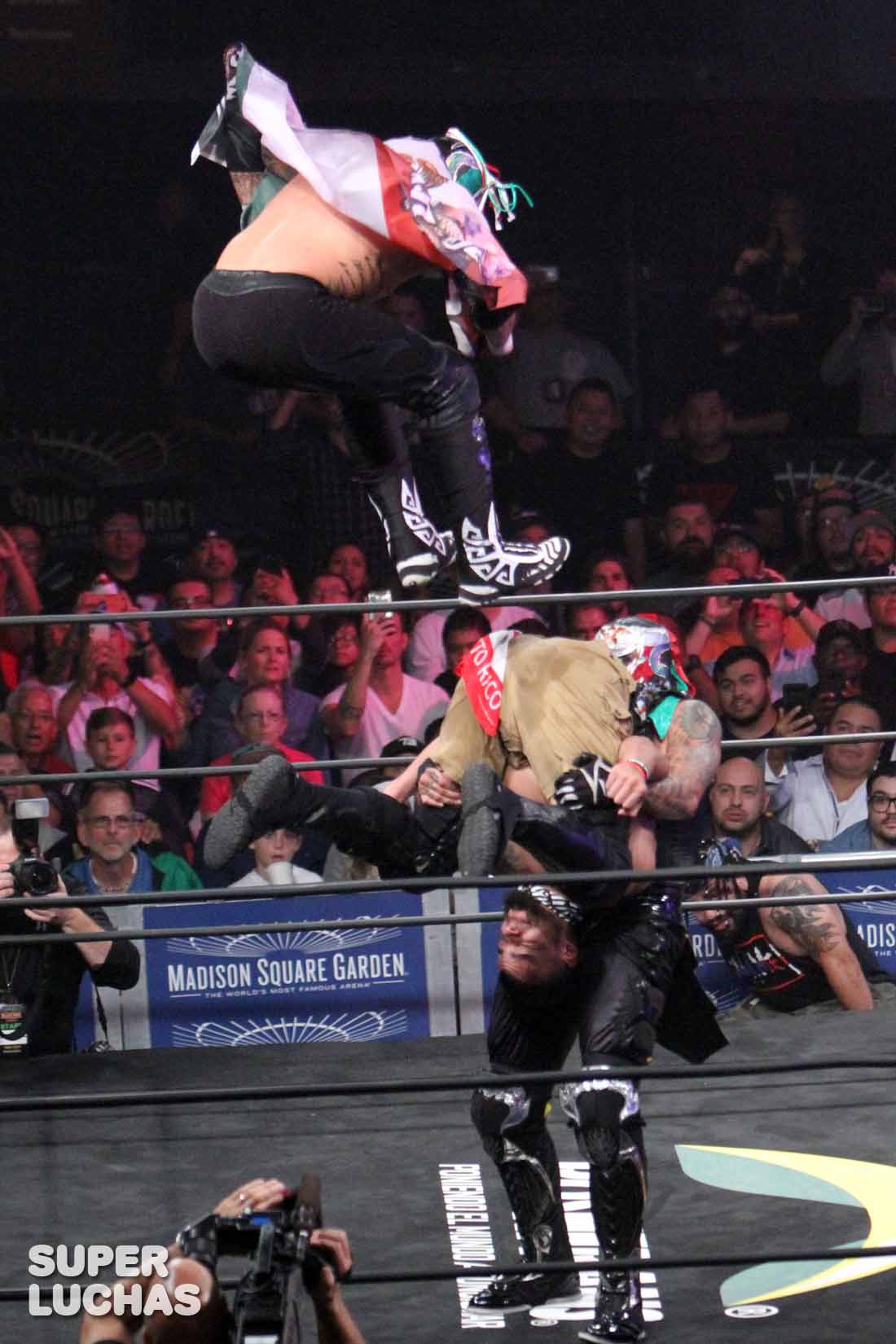 Ecos de AAA Invading New York: Galería gráfica 12 Lucha Brothers vs. LAX