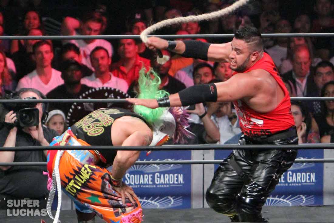 Ecos de AAA Invading New York: Galería gráfica 16 Texano Jr. vs. Psycho Clown