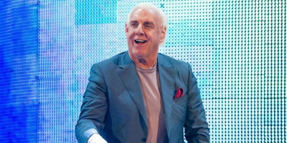 Ric Flair muestra su nuevo contrato