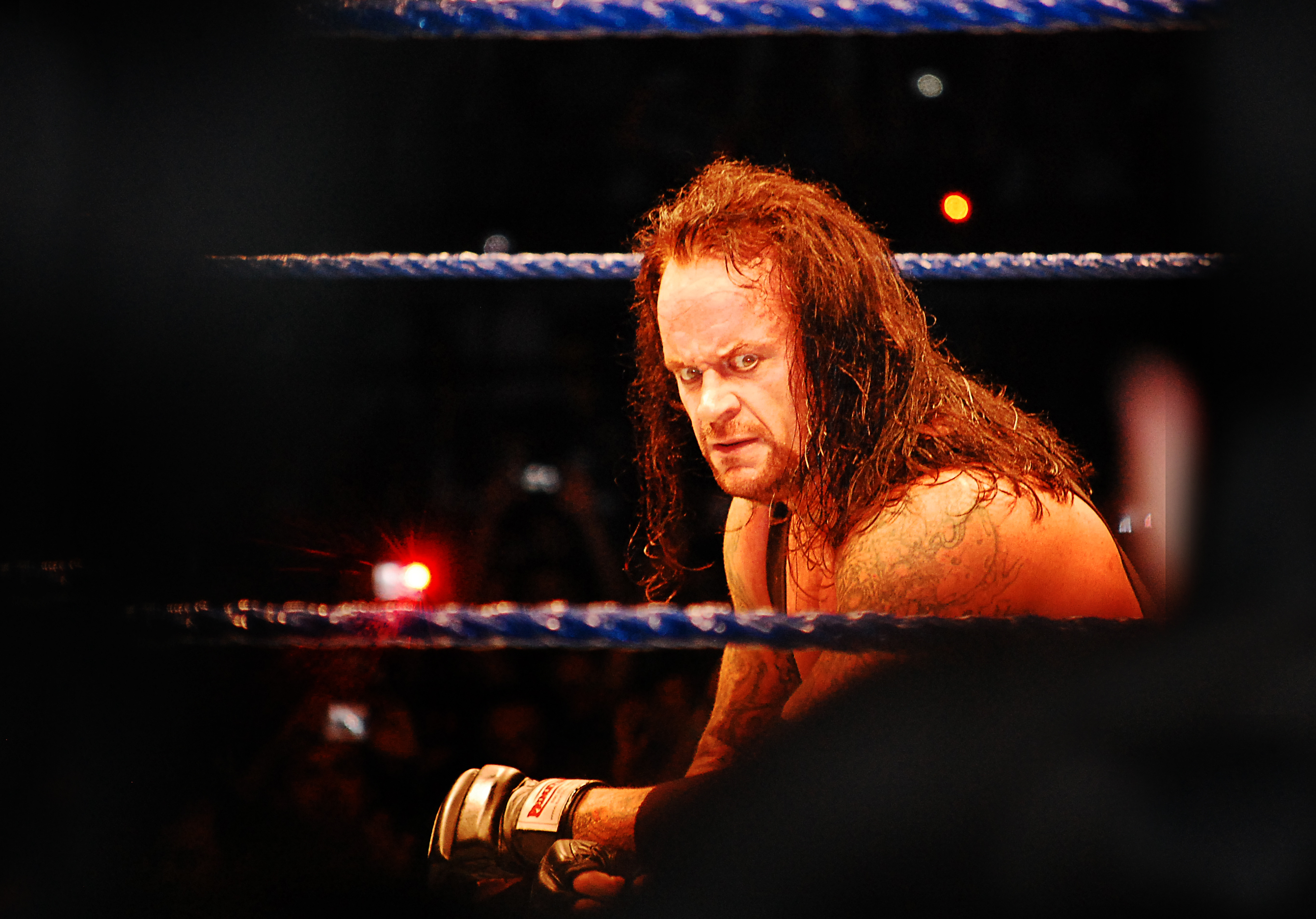 Undertaker entrena para su regreso a los rings de WWE 2 entre bastidores durante Royal Rumble 2020 Undertaker entrena para su regreso a WWE