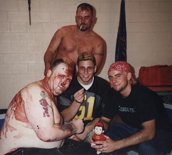 EXCLUSIVA: Ian Rotten y el 23 Aniversario de IWA Mid-South 5 Rotten junto a CM Punk y Colt Cabana en los vestuarios de IWA Mid-South.