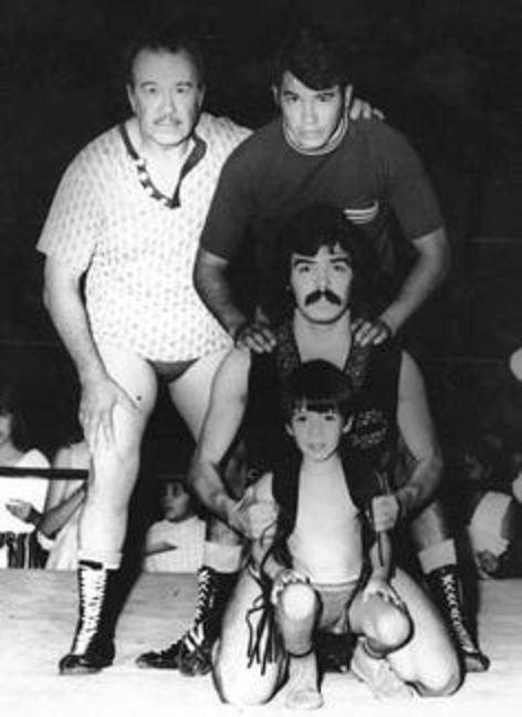 Así recordamos a Eddie Guerrero: junto a sus hermanos Chavo y Mando, y su padre Gory Así recordamos a Eddie Guerrero: junto a sus hermanos Chavo y Mando, y su padre Gory