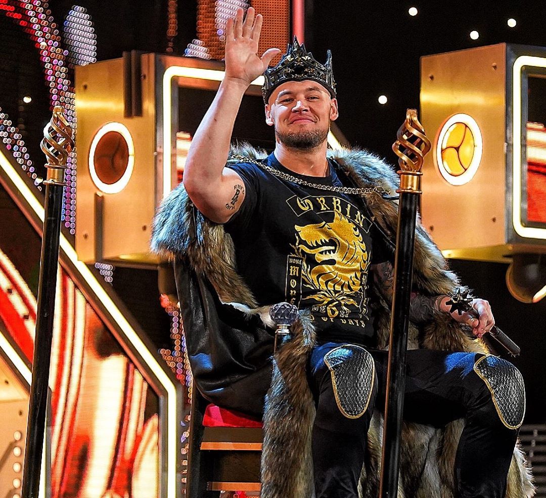 Así fue el debut del súbdito... o mánager de King Corbin 2 Drake Maverick como manager de King Corbin King Corbin / Instagram.com/WWE