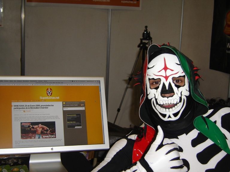 La Parka en las oficinas de SÚPER LUCHAS La Parka en las oficinas de SÚPER LUCHAS