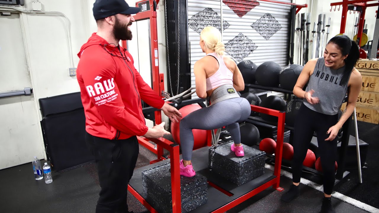 Sonya Deville ataca a Mandy Rose con palabras de fuerte calibre 4 Bradley Martyn, Mandy Rose y Sonya Deville Sonya Deville ataca a Mandy Rose