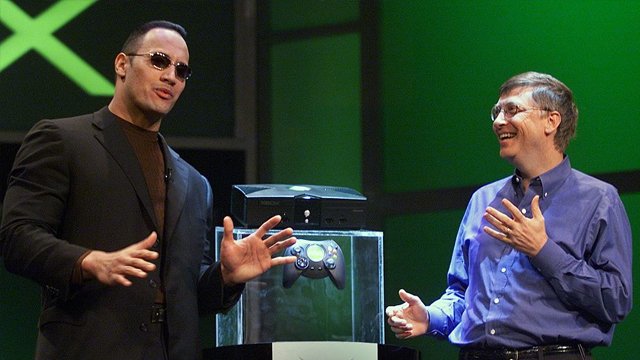 Hace 19 años el Xbox era lanzado por Dwayne "The Rock" Johnson y lo recordamos 2 The Rock presentó el Xbox junto a Bill Gates en 2001