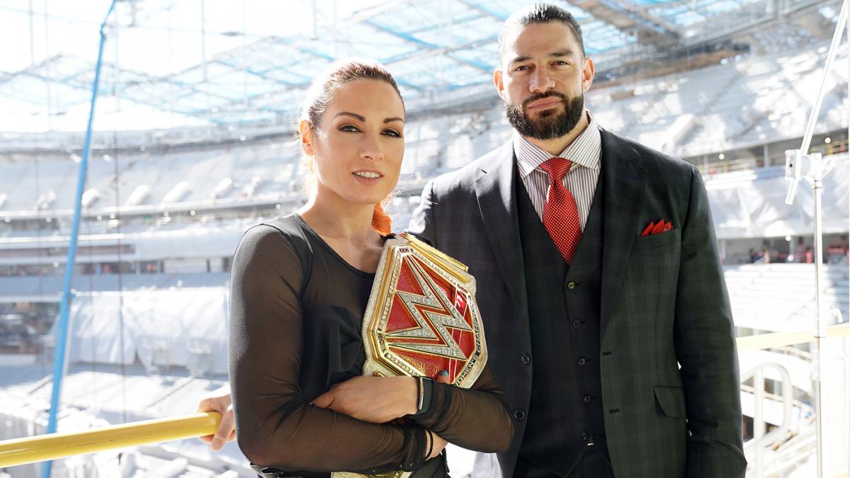 WrestleMania 37 será en marzo... ¿qué motivó el cambio del mes de abril? 3 Becky Lynch y Roman Reigns en el SoFi Stadium, hogar de WWE WrestleMania 37 (Inglewood, Los Ángeles, California — 09/02/2020) / WWE
