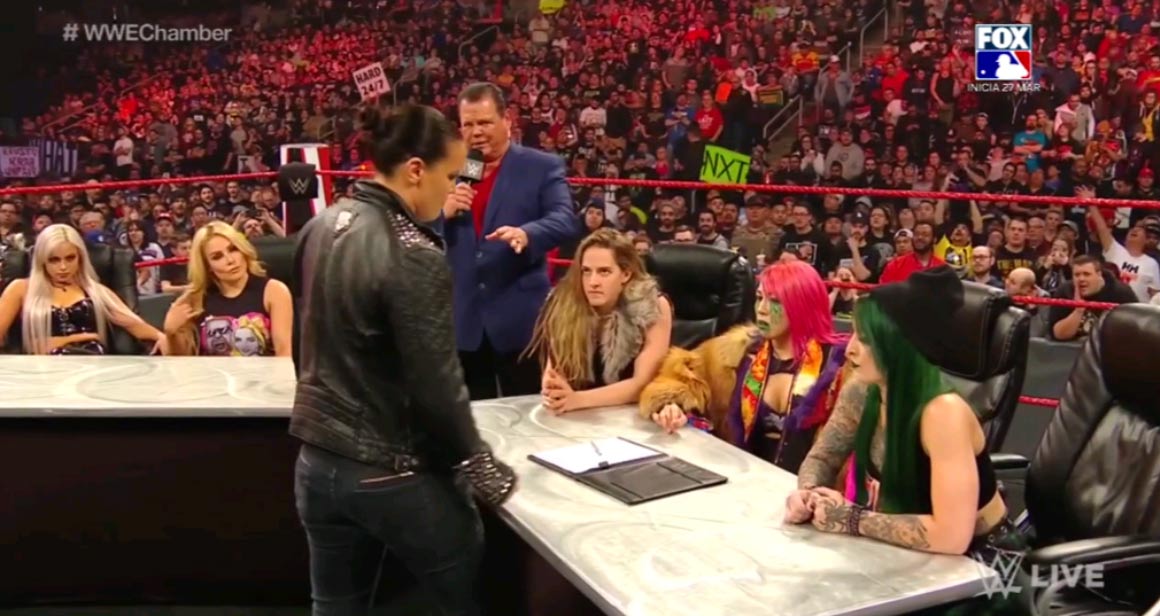 Becky Lynch salva a Liv Morgan durante un evento en vivo 2 Shayna Baszler vs. Liv Morgan