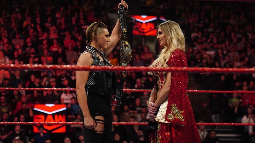 Rhea Ripley reta a Charlotte Flair - WWE Charlotte Flair y Rhea Ripley en WWE RAW