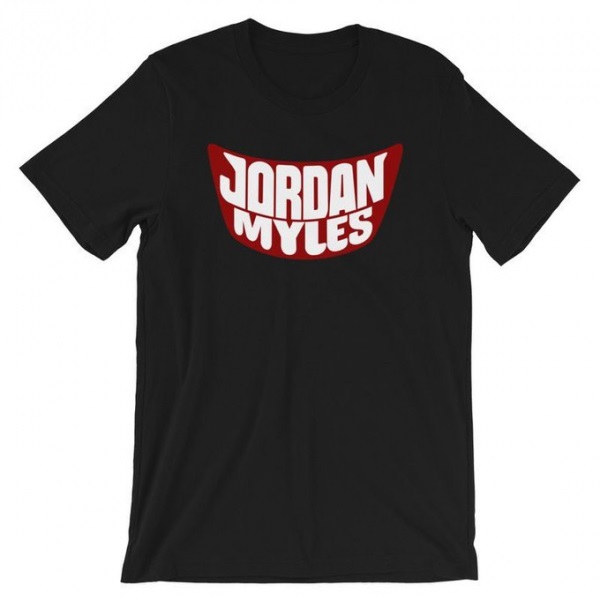 WWE responde a la acusación de racismo de Jordan Myles 1 La camiseta de Jordan Myles