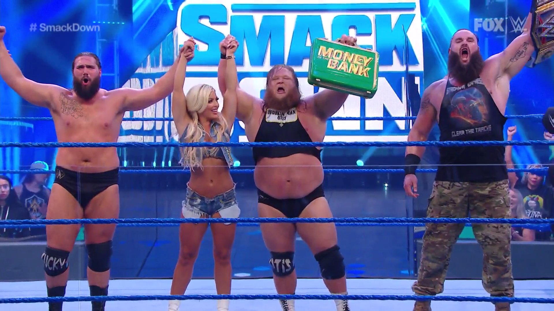 Baron Corbin coquetea con Mandy Rose y Otis lo golpea 4 King Corbin coquetea con Mandy Rose