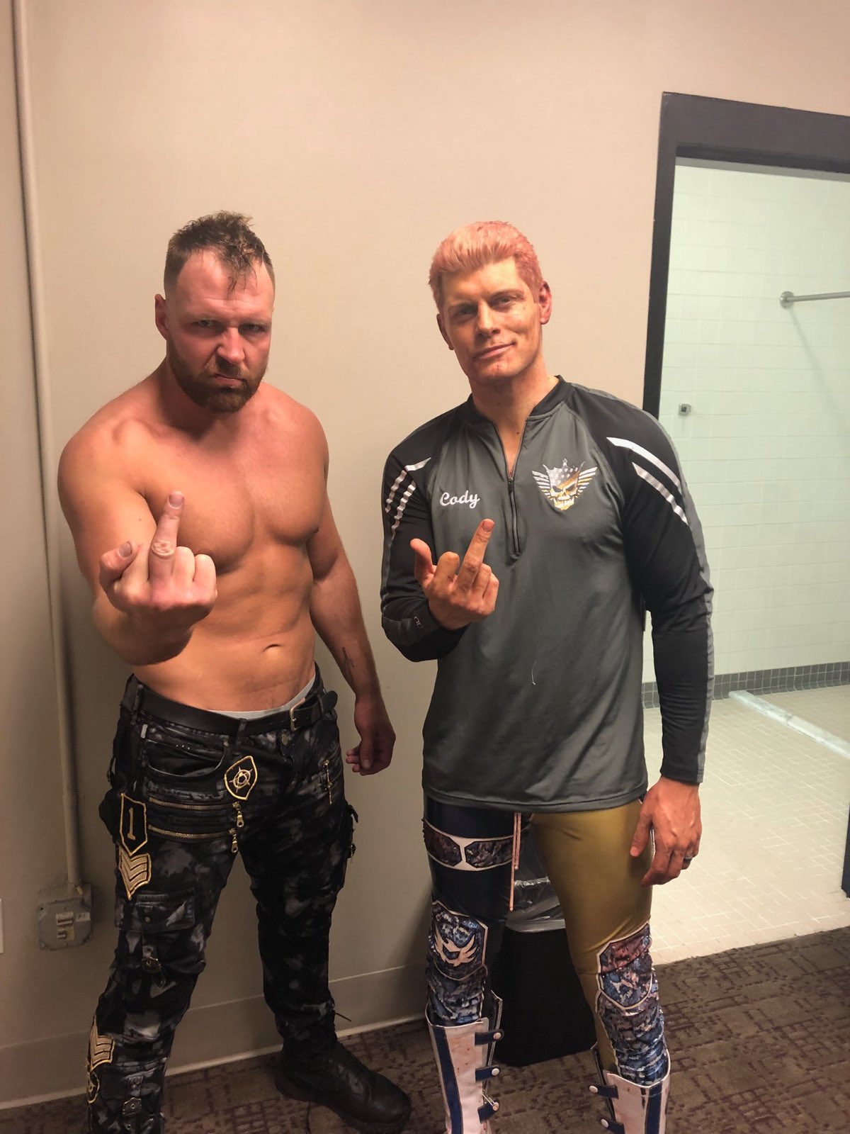 Jon Moxley y Cody Rhodes repitieron mensaje a WWE tras AEW Double or Nothing 2020 1 Jon Moxley