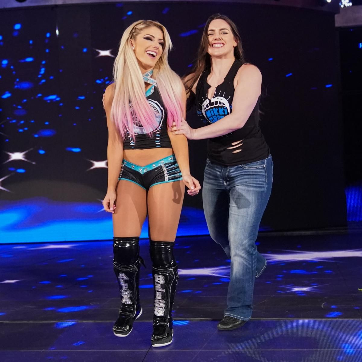 Alexa Bliss se ríe de Sasha Banks y habla con Nikki Cross