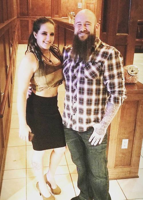 Sarah Logan estrena nuevo y gigantesco tatuaje en la espalda 1 Sarah Logan y Raymond Rowe (Erik). El tatuaje de Sarah Logan