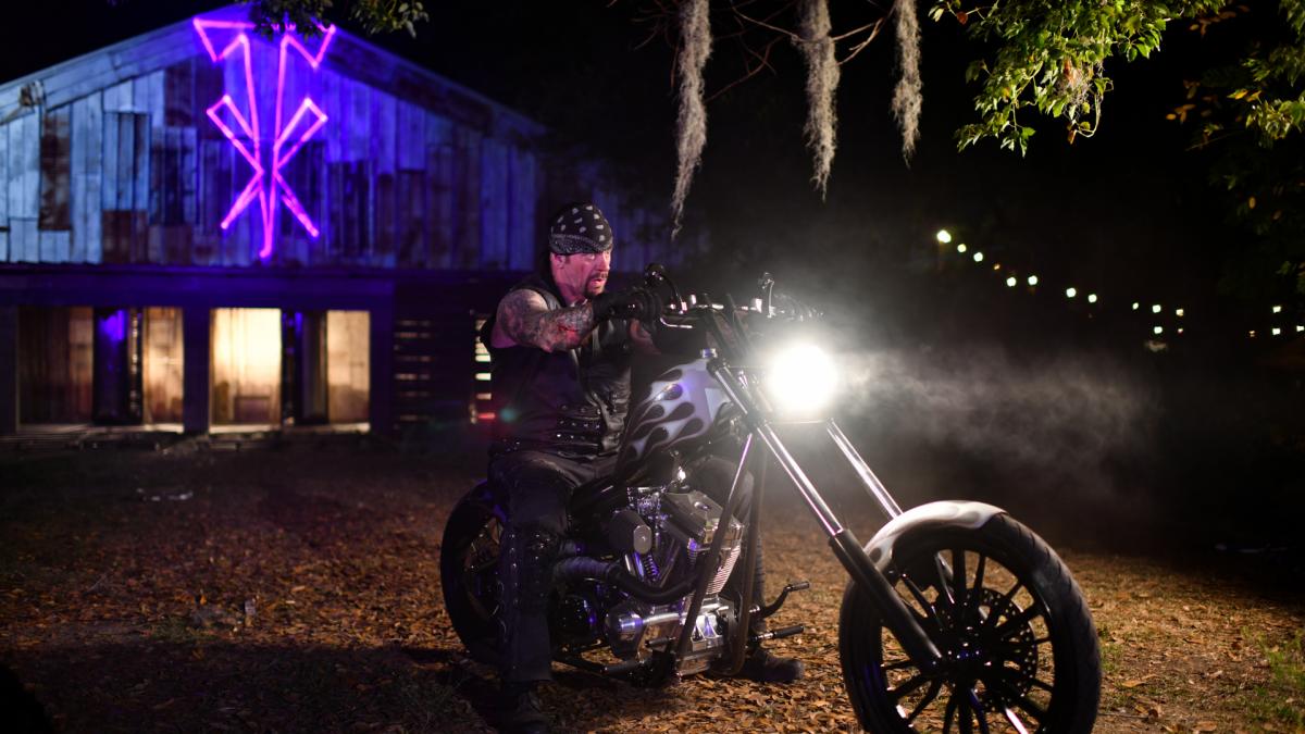 The Undertaker vs AJ Styles se verá gratis en SmackDown 2 The Undertaker en su motocicleta en WWE WrestleMania 36 / WWE The Undertaker vs AJ Styles