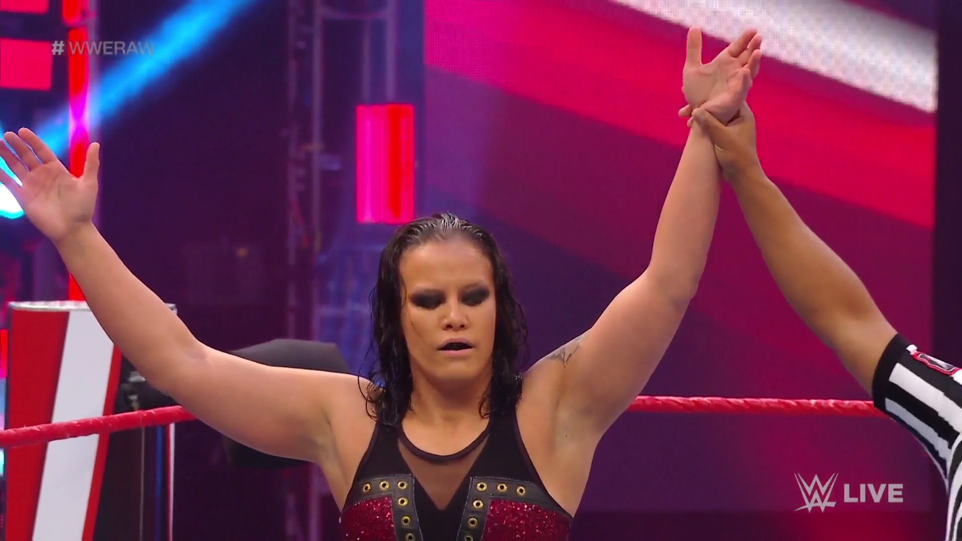 Shayna Baszler ataca a Becky Lynch