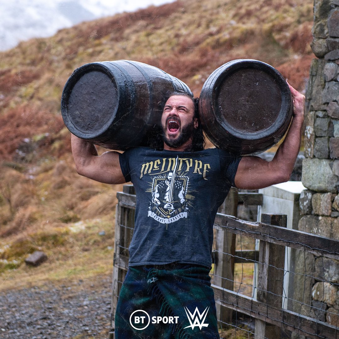 Drew McIntyre entrena al aire libre en Escocia para WrestleMania / Twitter.com/BTSportWWE Duración de WrestleMania 36