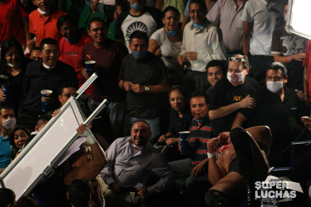 cubrebocas en WWE