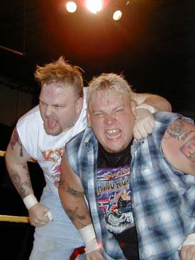 Con su compañero de combates extremos, Axl Rotten.