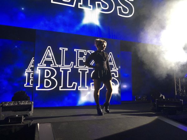 Alexa Bliss, ahora en house shows, sigue ejercitando su rol de mánager 3 Alexa Bliss, ahora en house shows, sigue ejercitando su rol de mánager 3