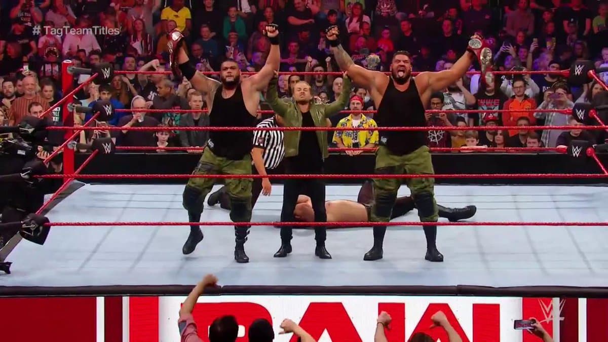 Authors of Pain y Drake Maverick ayer, tras derrotar a Seth Rollins y hacerse con el Campeonato de Parejas Raw - WWE