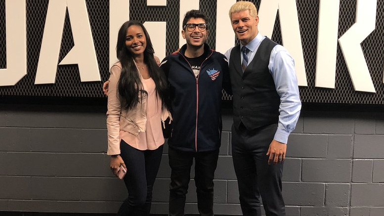 Brandy y Cody Rhodes junto a Tony Khan - AEW