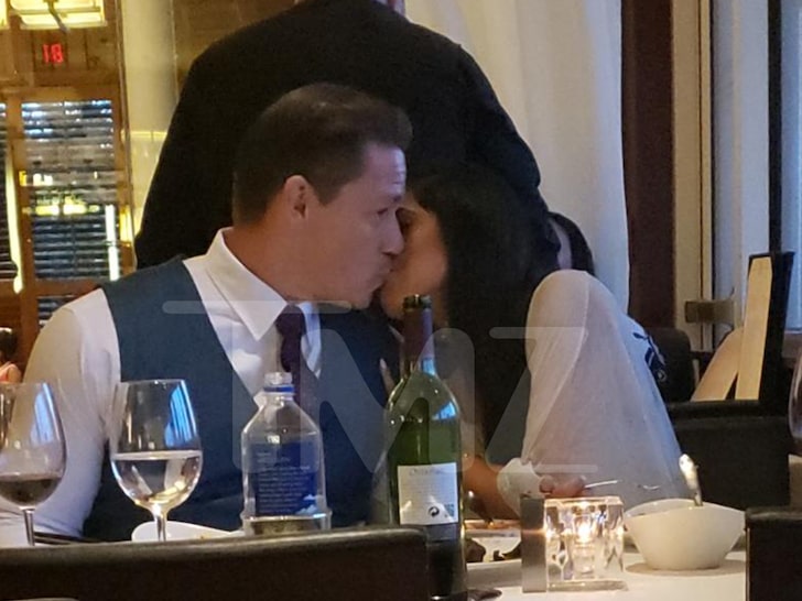 John Cena y su novia son captados muy románticos en un restaurante