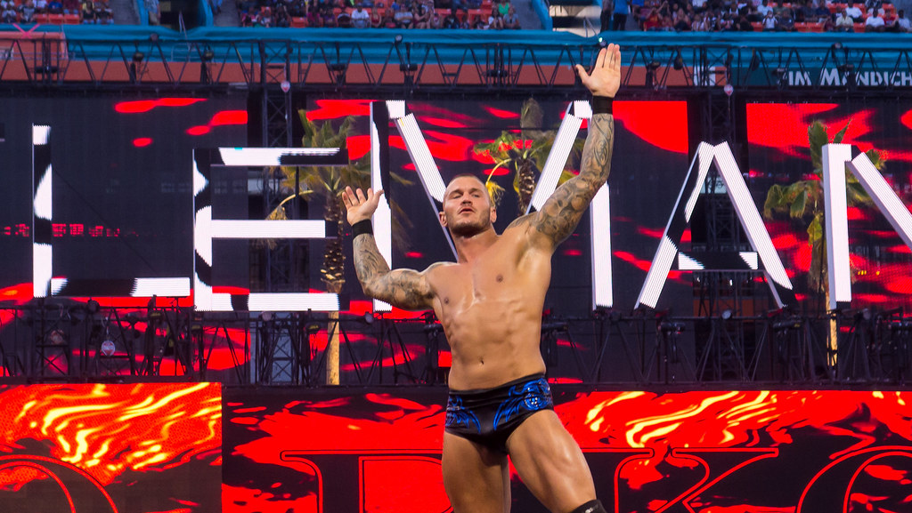 Vince McMahon felicita a Randy Orton