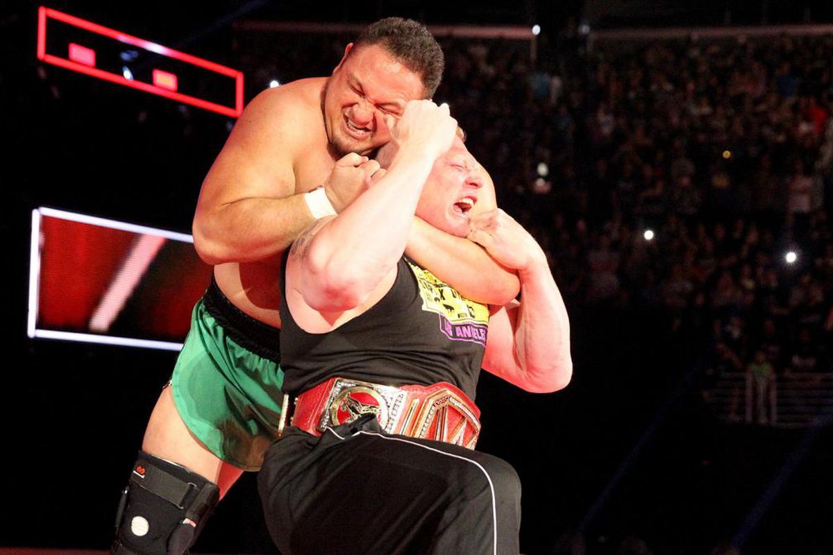 Samoa Joe vs. Brock Lesnar, con el Campeonato Universal. Foto WWE Samoa Joe con máscara